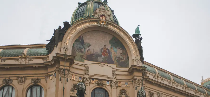 Fachada modernista de la Casa Municipal en el casco viejo de Praga