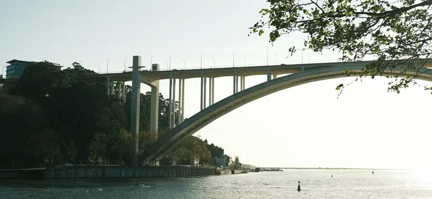 Puente de Arrábida sobre el río Duero en Oporto al atardecer.