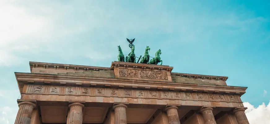 Vista frontal de la Puerta de Brandeburgo en Berlín