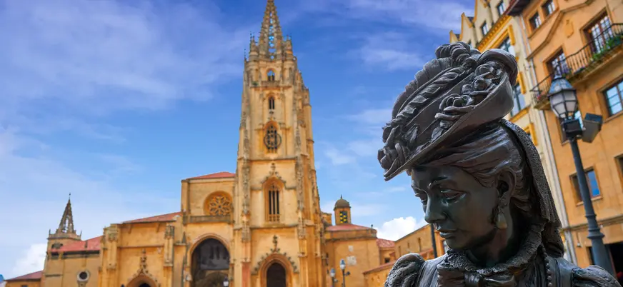 Escultura de La Regenta frente a la Catedral de Oviedo, símbolo literario y turístico del casco histórico de la ciudad.