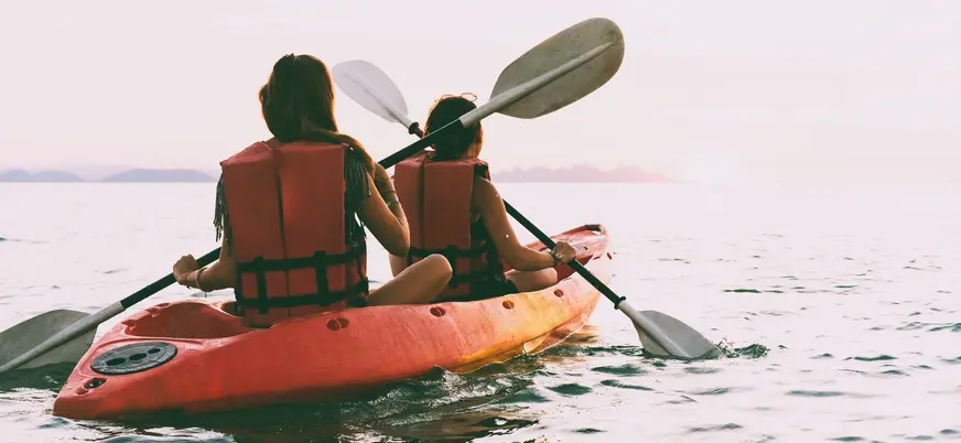 Pareja en kayak por la bahía de Santander
