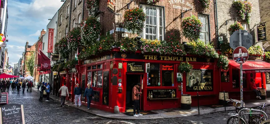 Fachada del famoso pub The Temple Bar en Dublín, Irlanda.