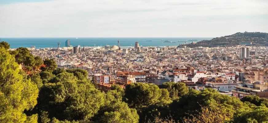 Panorama urbano de Barcelona y el Mediterráneo desde la montaña de Montjuïc