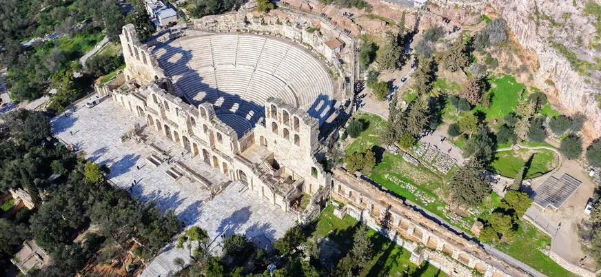 Vista aérea del teatro Odeón de Herodes Ático en la Acrópolis de Atenas, Grecia