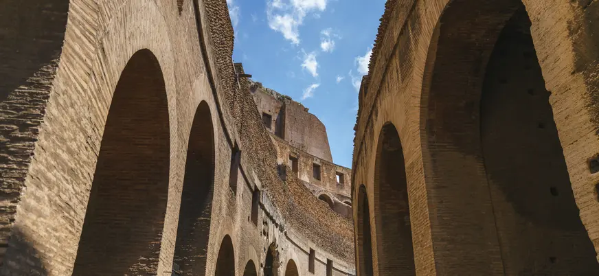 Arcos y muros del Coliseo Romano, Roma