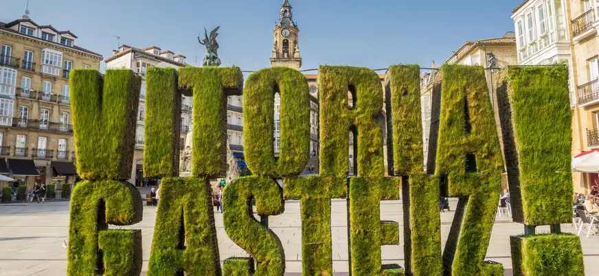 Escultura con el nombre de Vitoria-Gasteiz en la Plaza de la Virgen Blanca