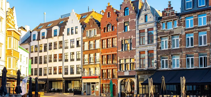Fachadas históricas del centro de Amberes al atardecer, Bélgica