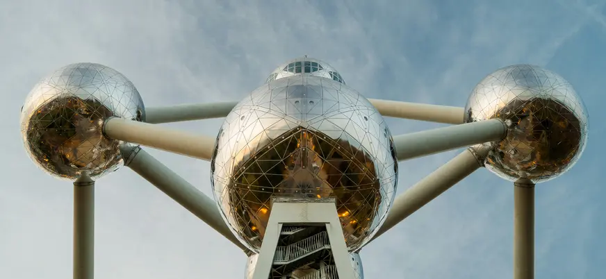 Vista desde abajo del Atomium de Bruselas