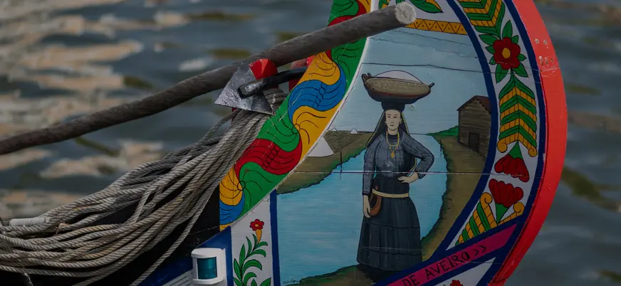 Detalle pintado de un moliceiro de Aveiro con motivos tradicionales de colores.