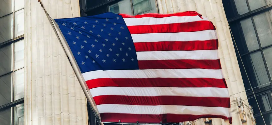 Bandera de Estados Unidos ondeando en Wall Street, Nueva York, Estados Unidos