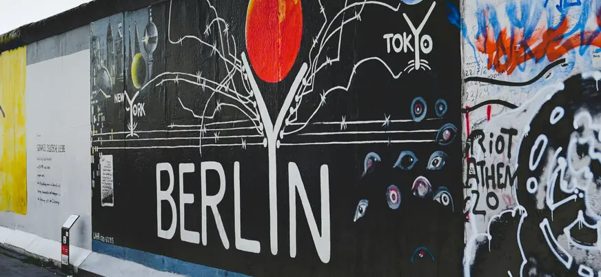 Mural colorido en el East Side Gallery del Muro de Berlín con la palabra BERLIN