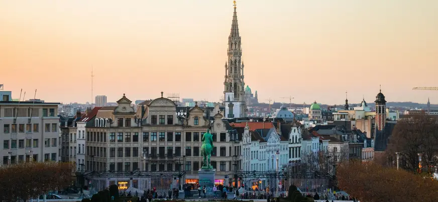 Vista panorámica del jardín Mont des Arts en Bruselas al atardecer.