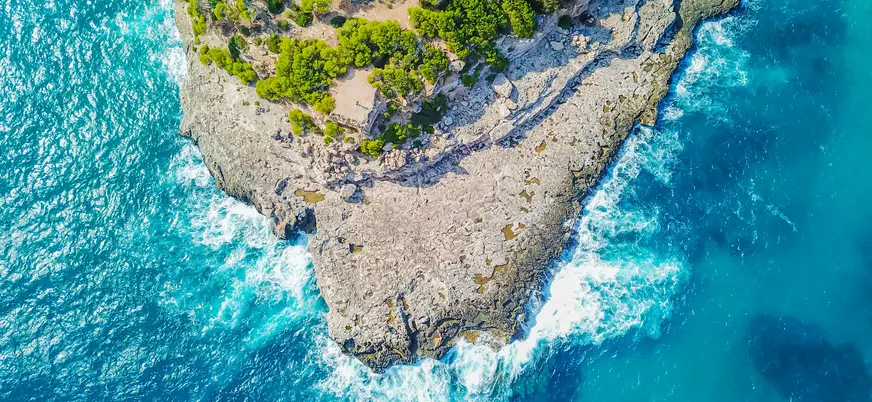 Vista aérea de la bahía y Punta de Sa Guardia de Cala Mondrago Samarador, Mallorca
