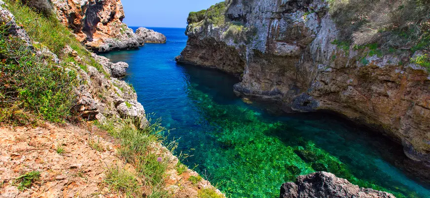 Acantilados de Cala Rafalet en Menorca