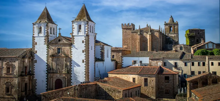 Panorámica de San Francisco Javier y la Concatedral en Cáceres, España.
