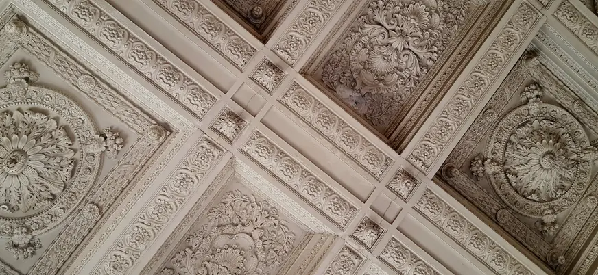 Techo de la capilla de la iglesia de la Santa Cruz, con detalles arquitectónicos y ornamentales destacados.