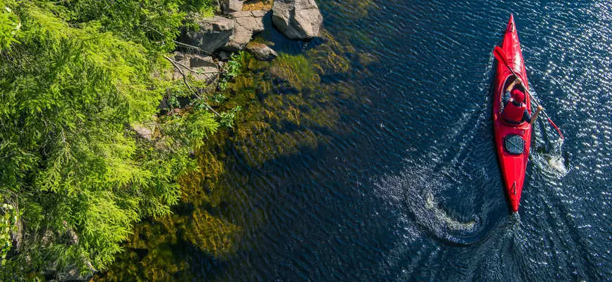 Vista aérea de un hombre realizando el descenso del Sella desde Ribadesella