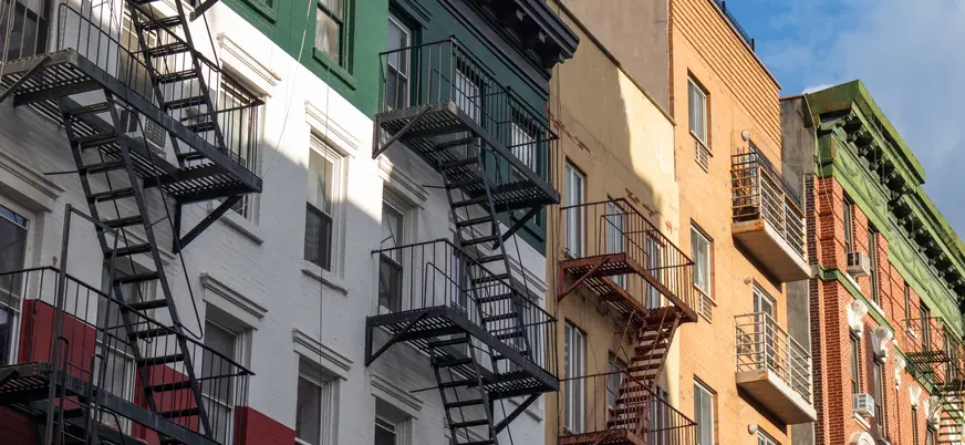 Edificios de Little Italy en Nueva York con escaleras de incendios, uno pintado con los colores de la bandera italiana.