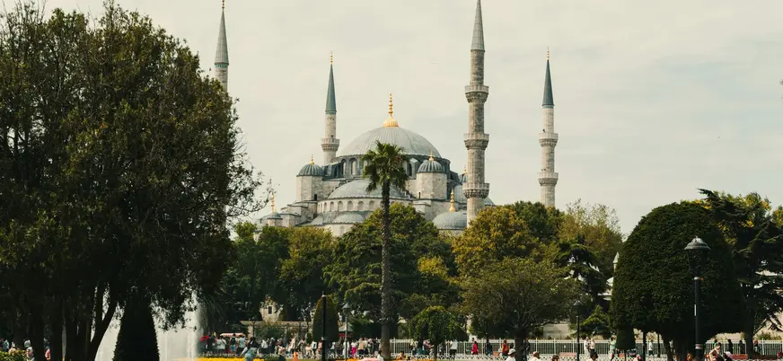 Mezquita Azul entre jardines en Estambul, Turquía