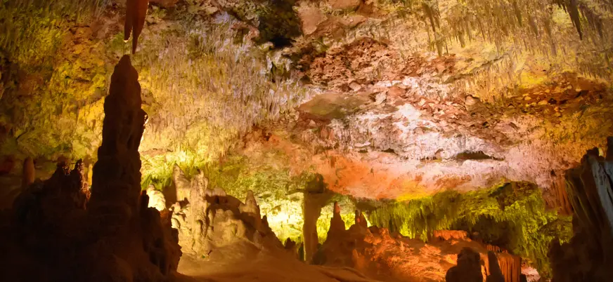 Estalagmitas y techos calcáreos en las Cuevas dels Hams, Mallorca