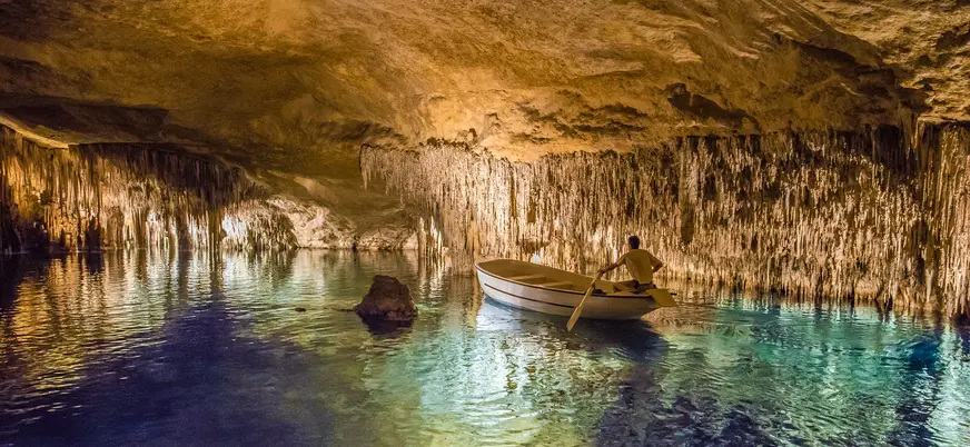 Bote navegando por el lago Martel en las Cuevas del Drach, Mallorca