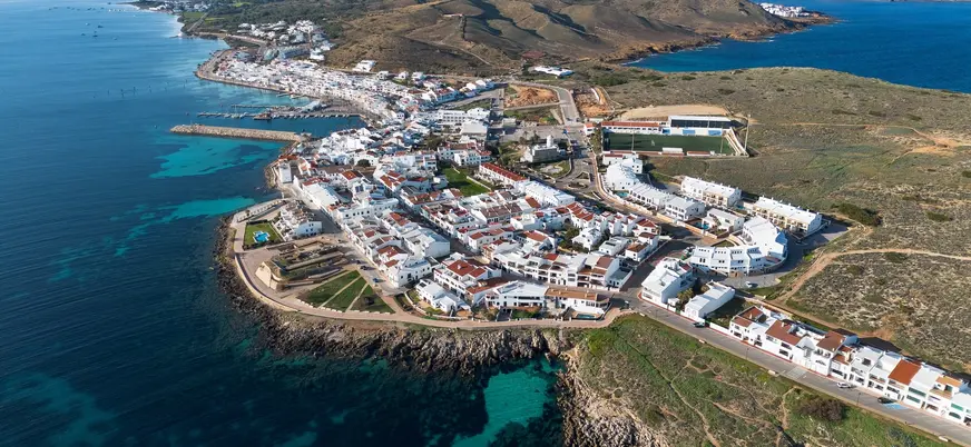 Vista aérea del pueblo costero de Fornells y su bahía, al norte de Menorca