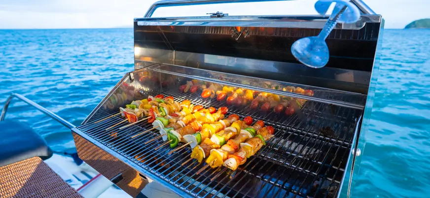 Brochetas en una barbacoa a bordo de un catamarán frente a Mallorca