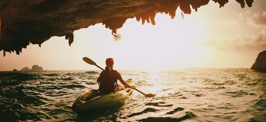 Mujer en kayak al atardecer en Es Grau, Menorca