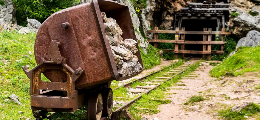 Vagoneta cargada de mineral en las antiguas minas de Buferrera, Asturias