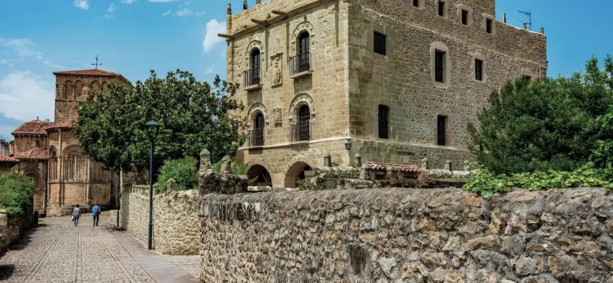 Calles empedradas y casas históricas en Santillana del Mar.