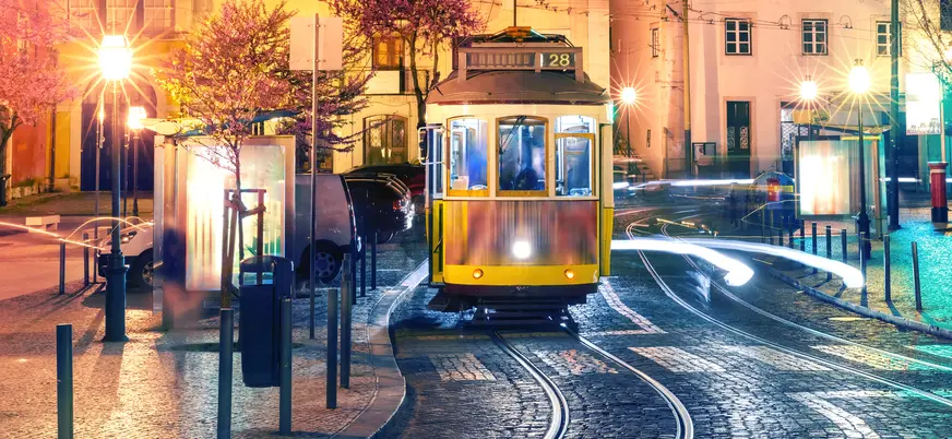 Tranvía en calles de Alfama, Lisboa
