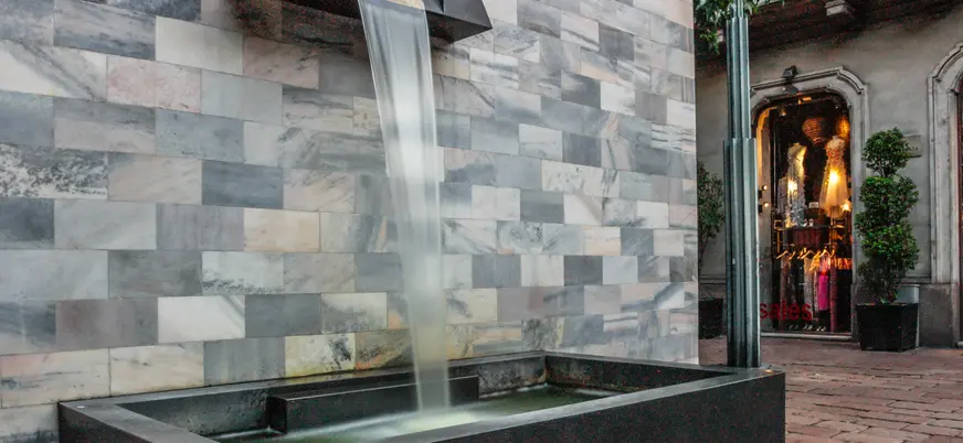 Fuente moderna en Via Monte Napoleone de Milán