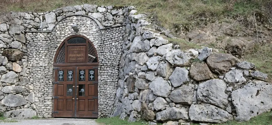 Entrada del funicular de Bulnes en los Picos de Europa, Asturias