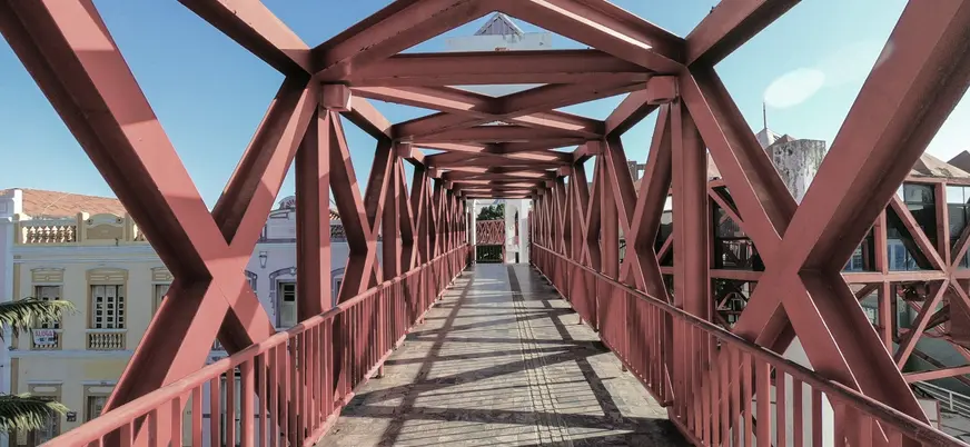 Pasarela roja del puente Eiffel sobre el río Onyar en Girona