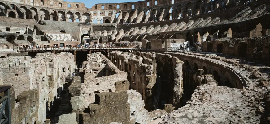 Interior del Coliseo de Roma con las galerías y pasadizos antiguos a la vista