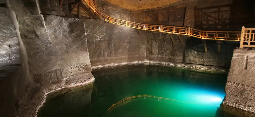 Lago subterráneo iluminado en las minas de sal de Wieliczka, Polonia