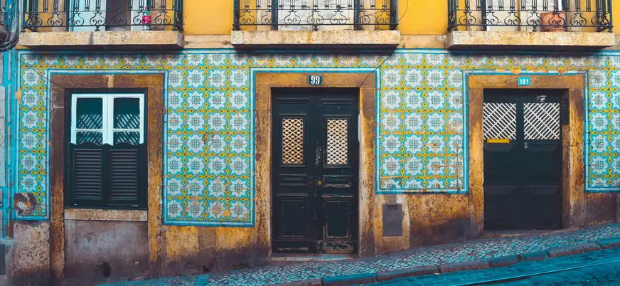 Fachada típica de Lisboa decorada con azulejos tradicionales.