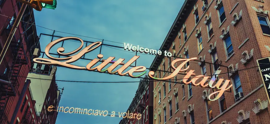 Cartel de bienvenida a Little Italy en Nueva York, Estados Unidos