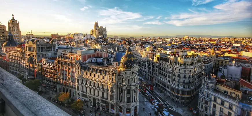 Vista aérea del Edificio Metrópolis y Gran Vía en Madrid