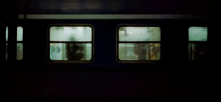 Vagón de tren nocturno con ventanas empañadas en Praga, República Checa