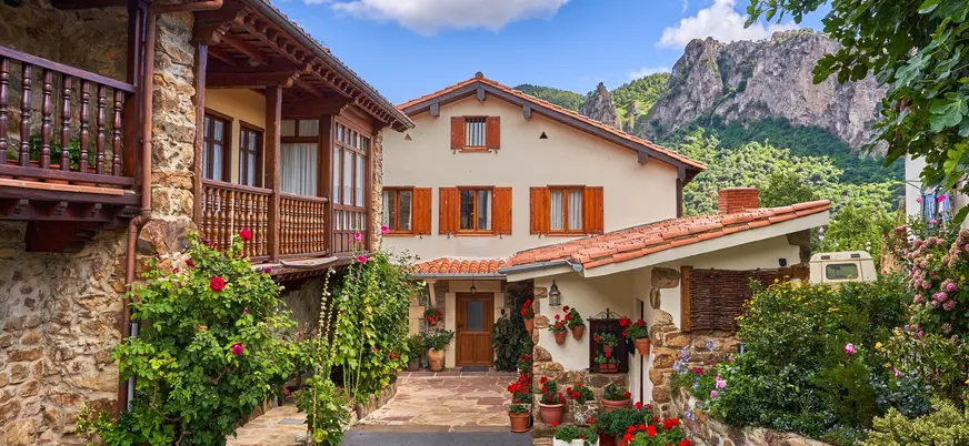 Casas rurales con balcones y flores en Mogrovejo, Cantabria