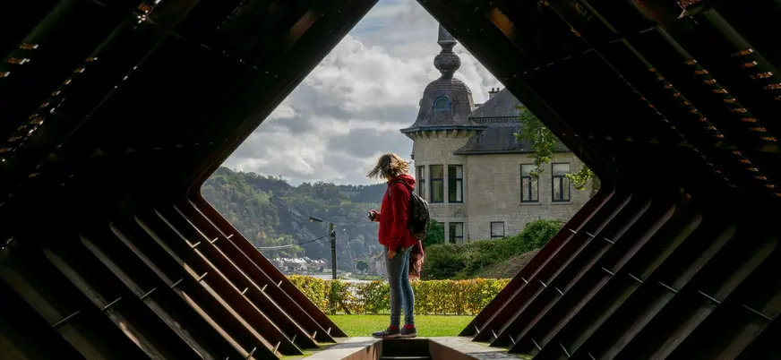 Persona observando el paisaje en Dinant, Bélgica