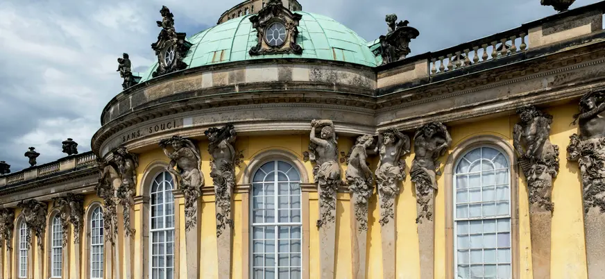 Fachada del Palacio de Sanssouci en Potsdam con esculturas y cúpula verde