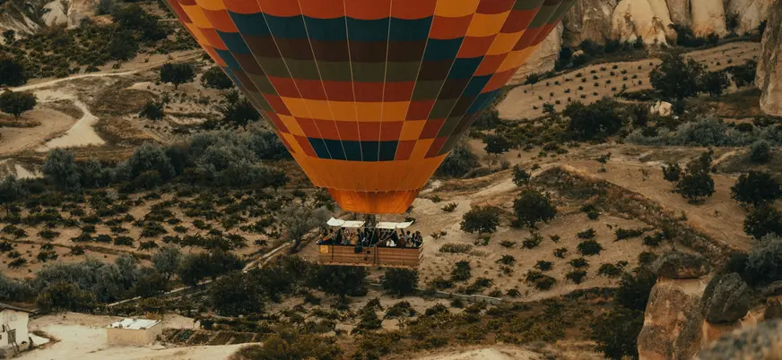 Pasajeros en globo aerostático al amanecer en Capadocia, Turquía