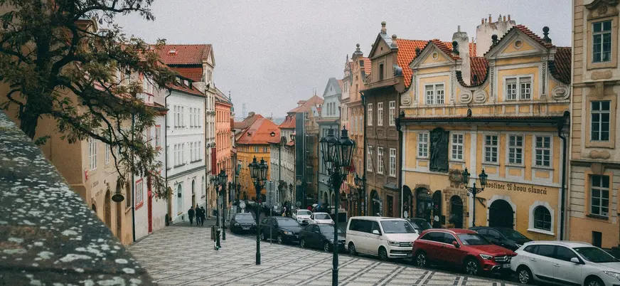 Calle empedrada con casas históricas del casco viejo de Praga, República Checa