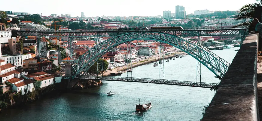 Vista del puente de Don Luis I sobre el río Duero en Oporto.