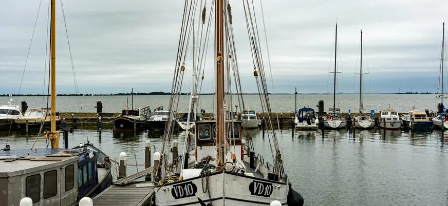 Barcos atracados en el puerto de Volendam en un día nublado.