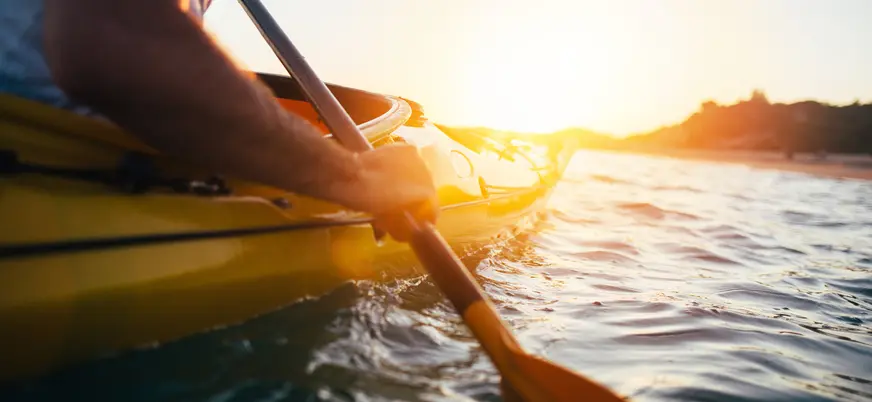 Primer plano de remo y kayak en Es Canutells, Menorca