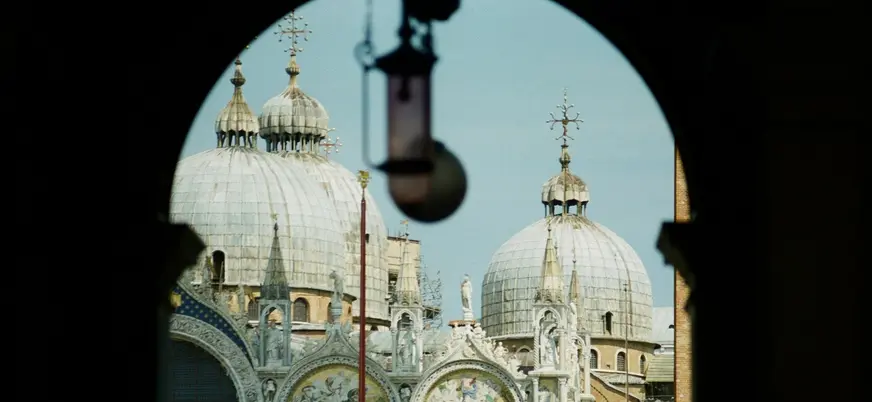 Cúpulas de la Basílica de San Marcos en Venecia enmarcadas por un arco