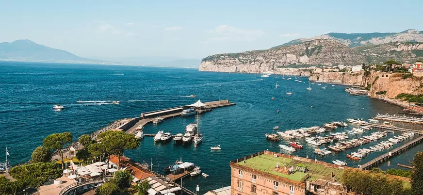 Vista panorámica del puerto de Sorrento y la costa, con el Golfo de Nápoles al fondo